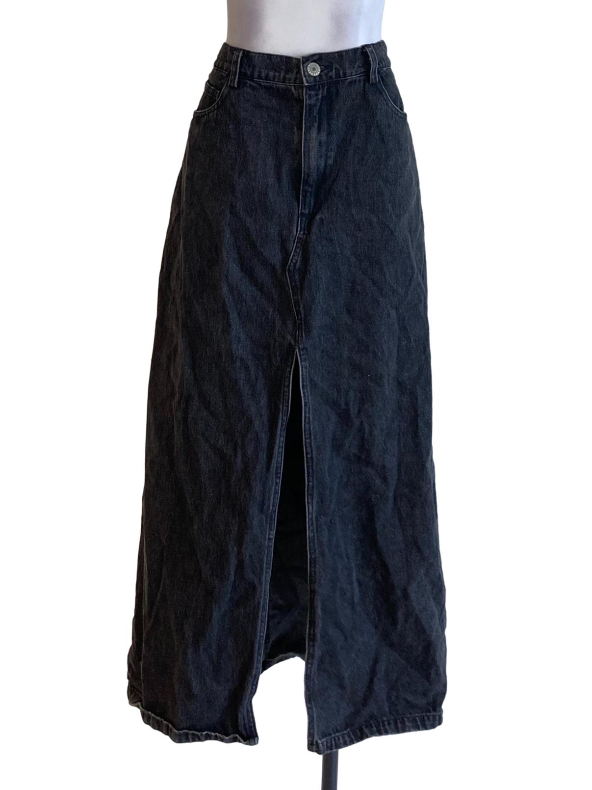 Smokey Black Buttoned Slit Denim Skirt