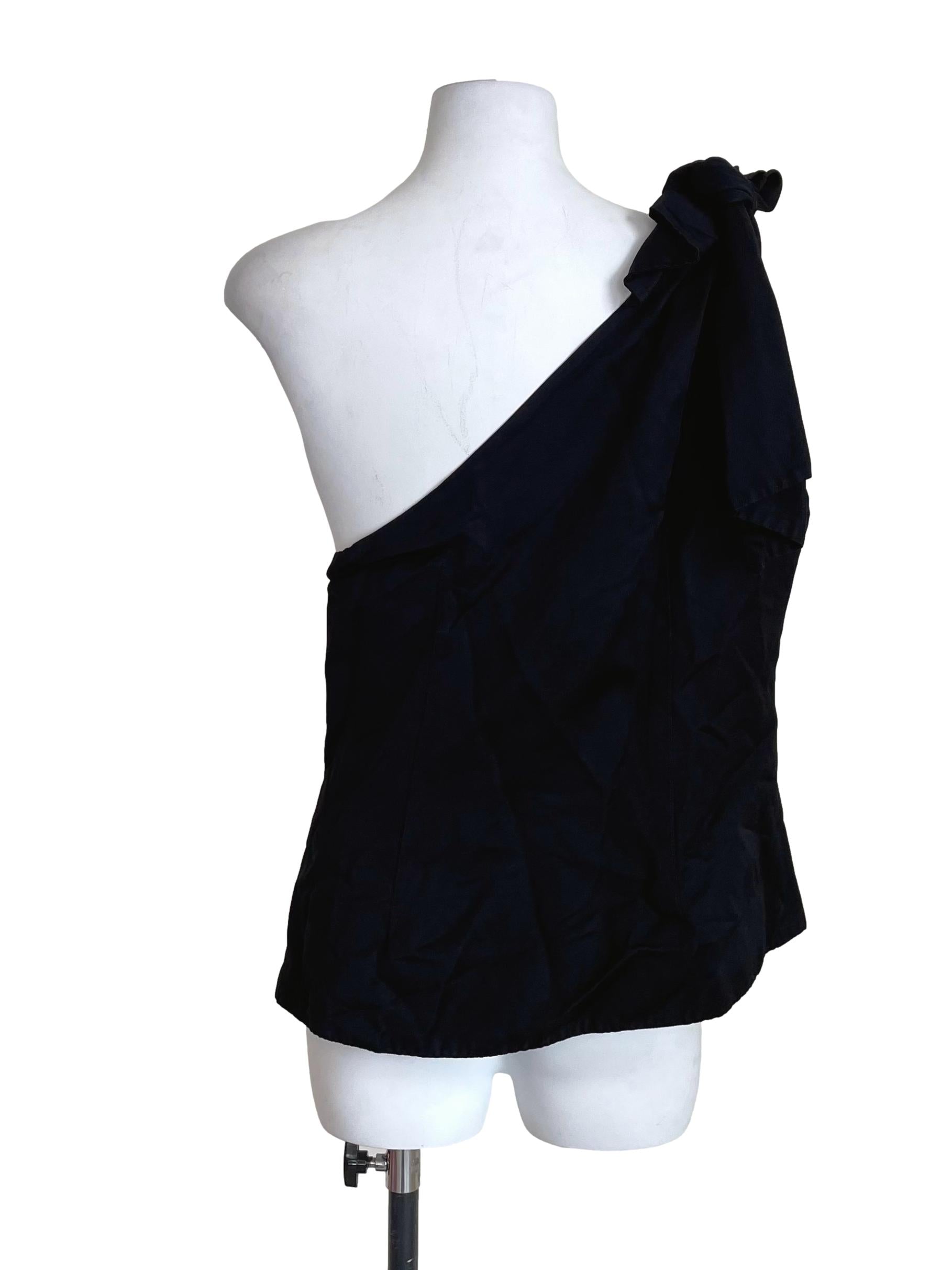 Black Asymmetric Knot Top