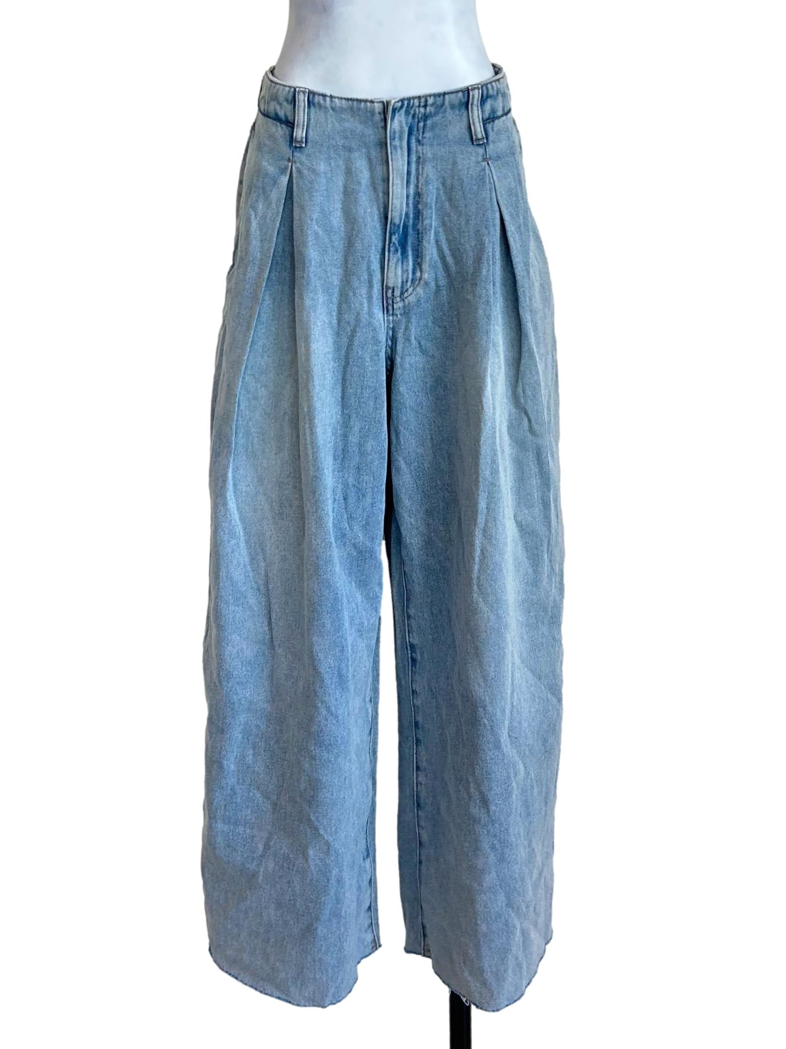 Light Wash Pleated Wide Jeans