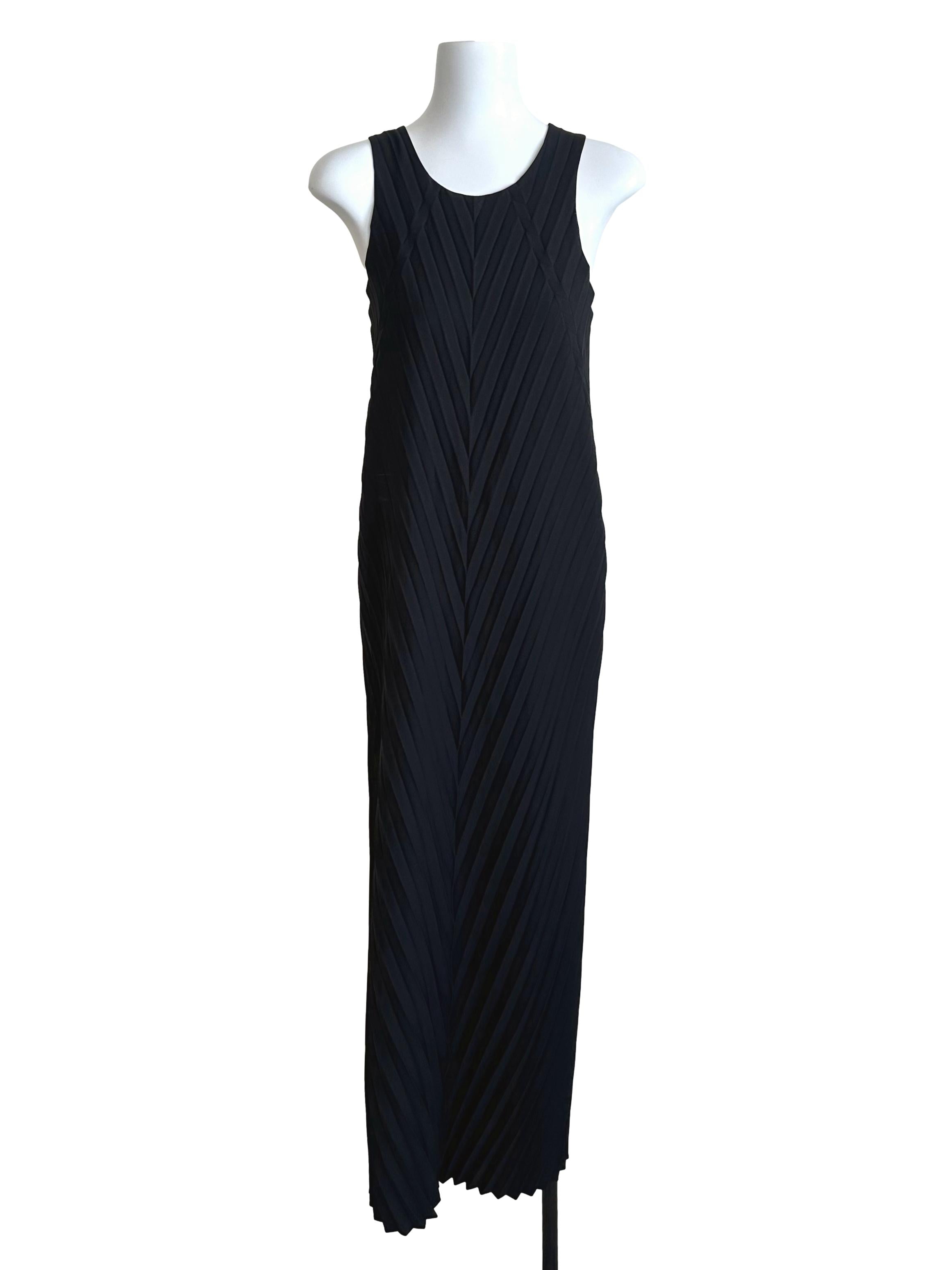 Rich Black Round Neck Pleated Dress