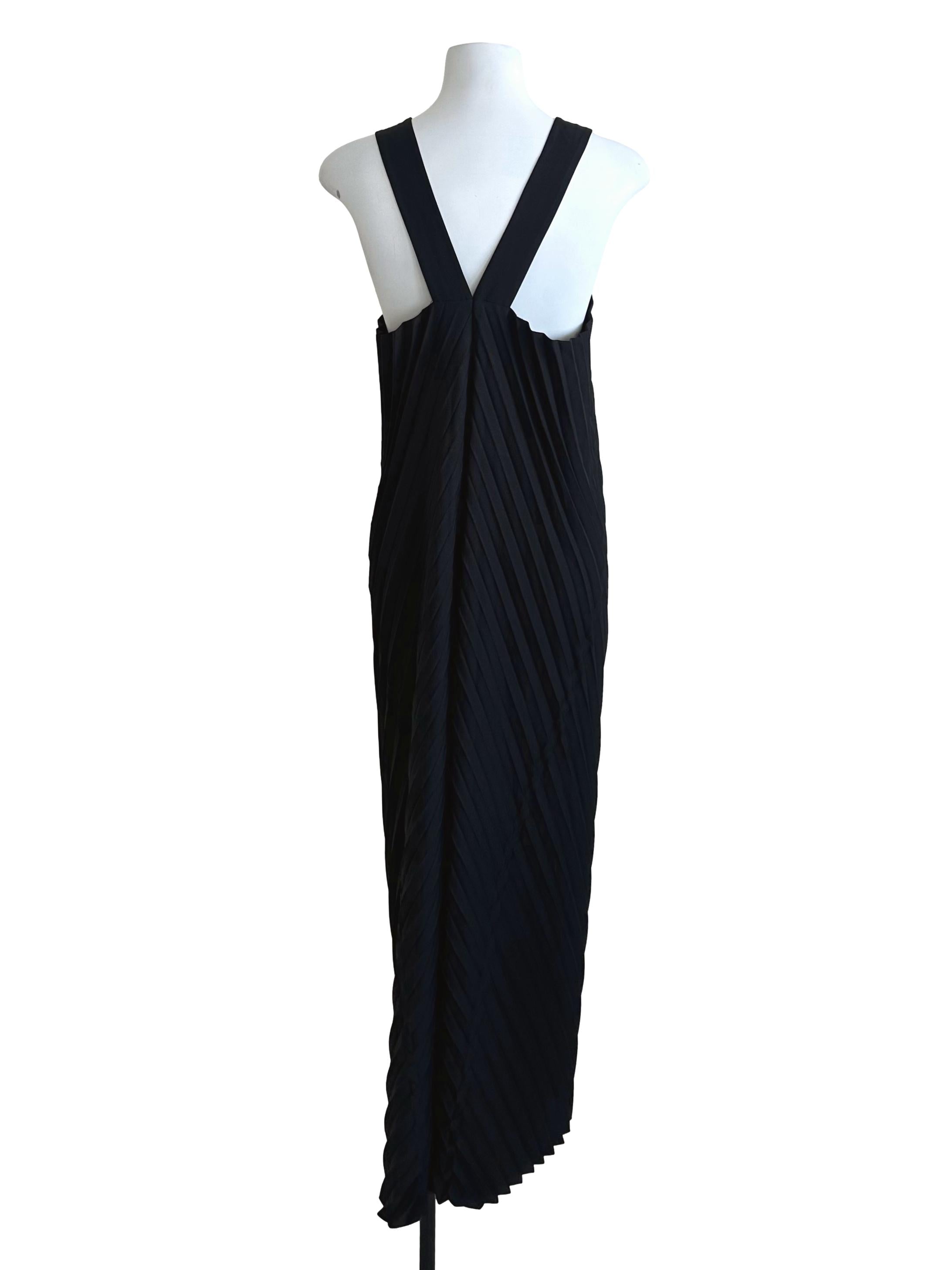 Rich Black Round Neck Pleated Dress