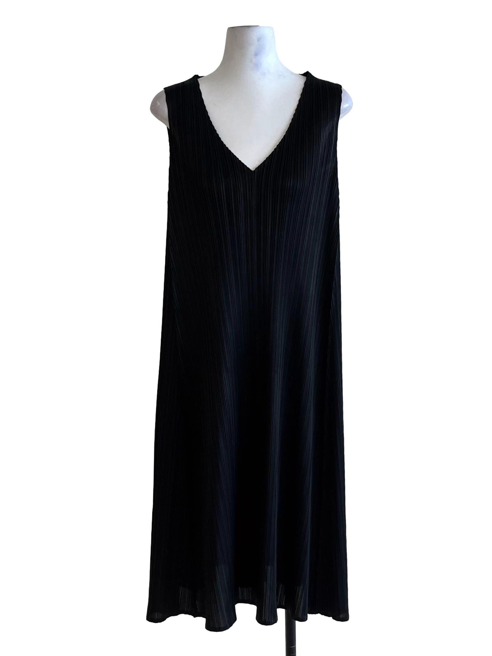 Black V-Neckline Pleated Shift Dress LB