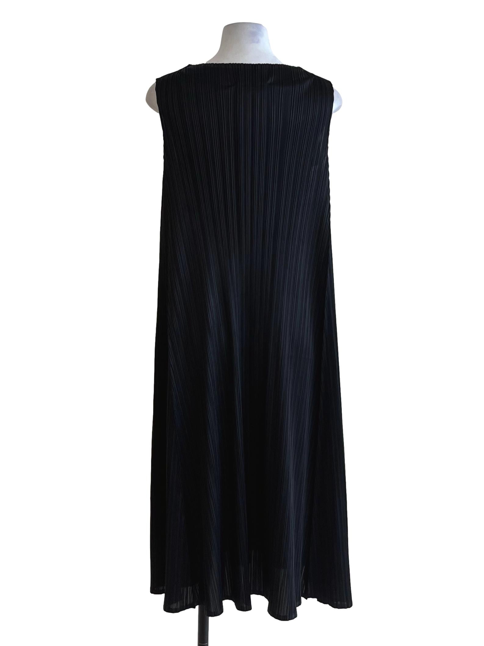 Black V-Neckline Pleated Shift Dress LB