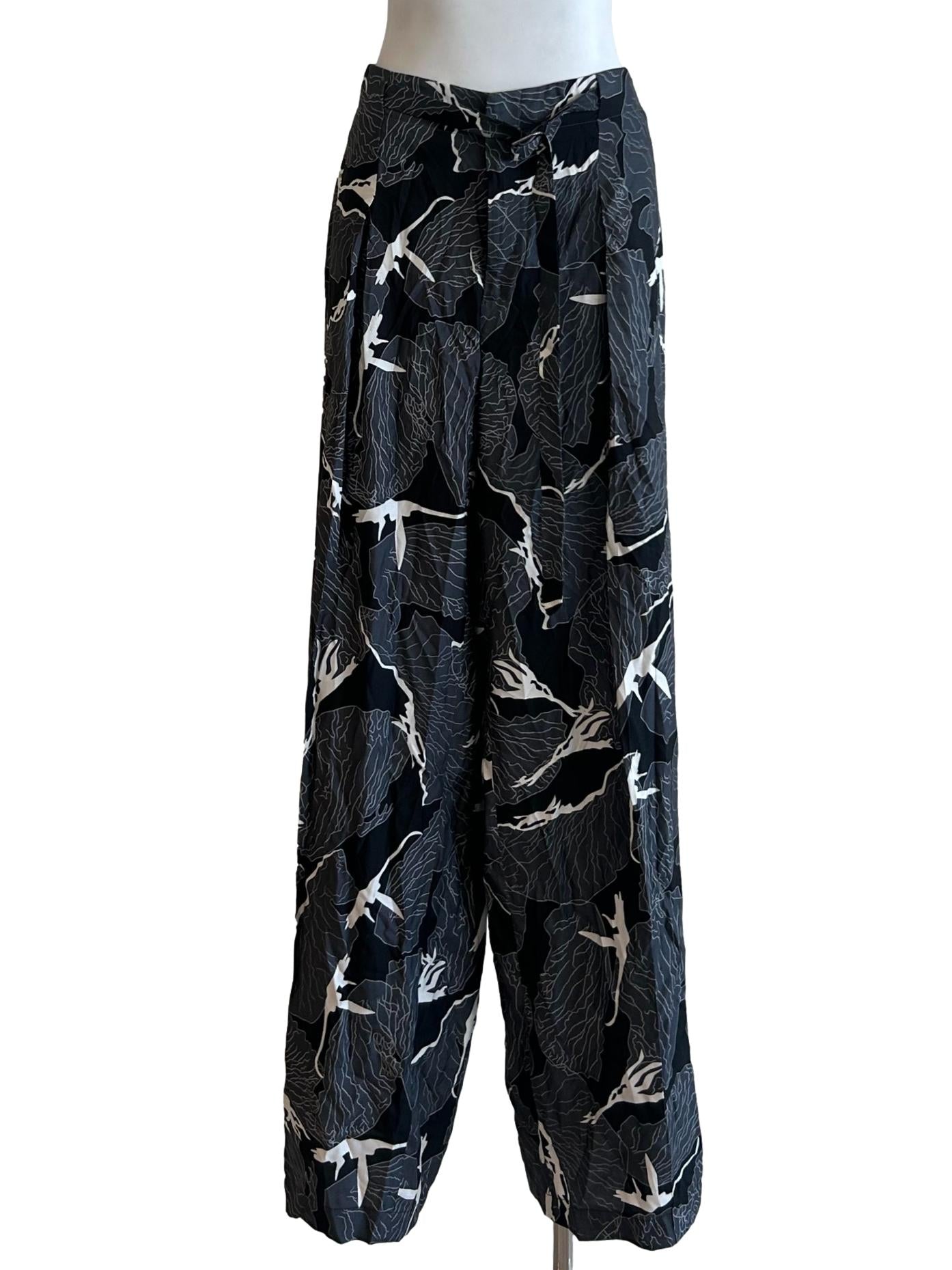 Lachen Trousers - Wide-Leg Trousers In Black Petal Print CSN